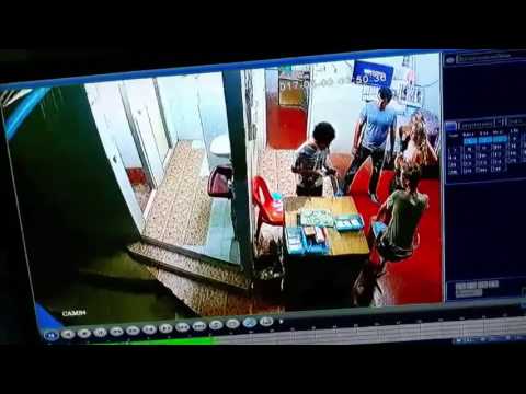 شاهد رجل يتعدى على طفل بالضرب