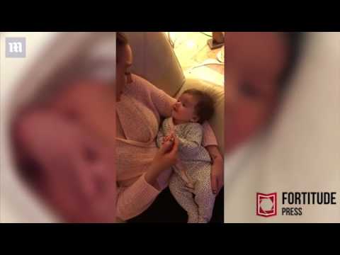 طفلة 13 أسبوعًا تصدم والدتها بعد نطق كلمة أحبك لها