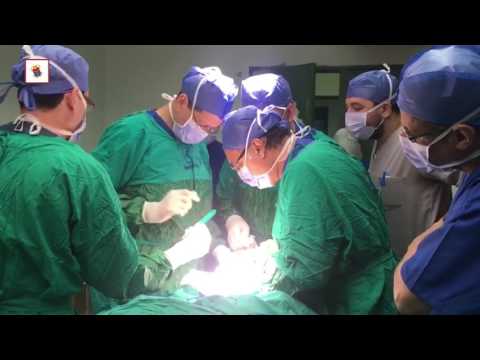 شاهد وزير الصحة المصري يجري عملية جراحية للمصابين