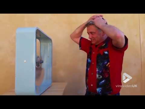 شاهد أميركي في لحظة تهور يوقف مروحة بشعره ولسانه