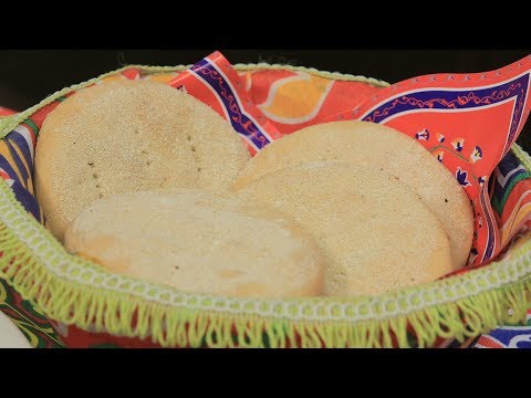 شاهد طريقة إعداد خبز مغربي مع طبق الدجاج بالفلفل