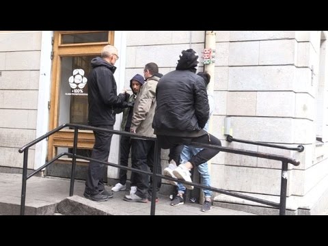 شاهد المواد المخدرة تنتشر بين طالبي اللجوء القلقين في السويد