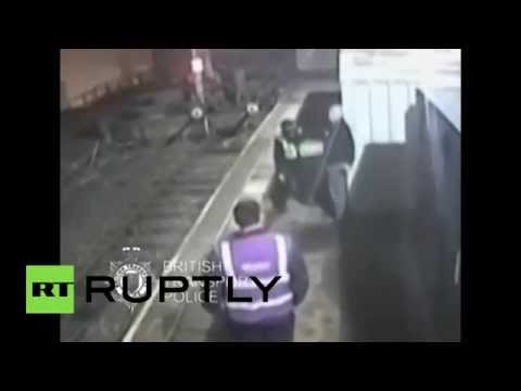 شاب يعتدي على موظفة في بريطانيا