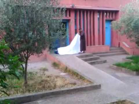 شاهد مغربية تلد طفلها على باب مشفى واستياء واسع بين المواطنين