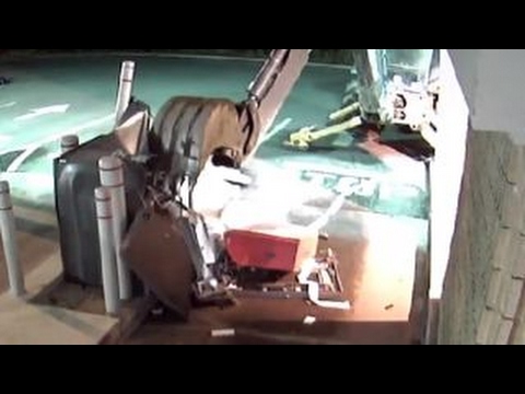 شاهد لص يستعين بحفار لسرقة صراف آلي