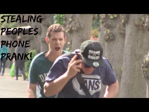 سعوديان يلقنان لصًا درسًا لسرقته هاتفًا محمولًا