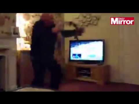 رد فعل مشجع بعد فوز فريق أستون فيلا 