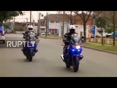 شاهد وصول سواريز وإيتو إلى روزاريو والحكومة تكثّف الحراسة