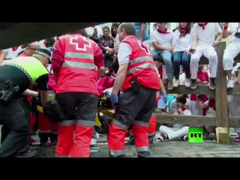 شاهد لحظة تساقط الجرحى تحت أقدام الثيران