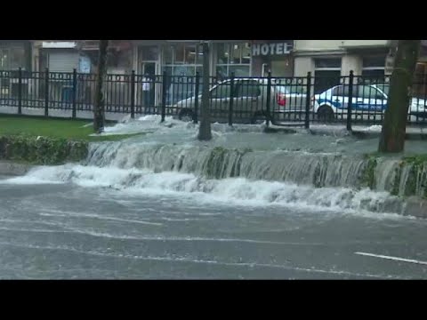 شاهد أمطار الصيف تشلّ الحركة في إسطنبول