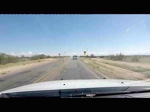 تجار مخدرات يلقون اكياس الماريغوانا اثناء مطارة الشرطة لهم