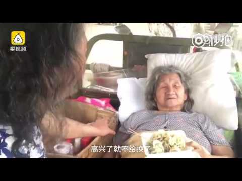 شاهد رجل يرتدي ملابس حريمي لمدة 20 عامًا من أجل والدته