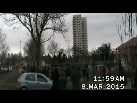 لحظة انهيار برج سكني عملاق في ثوان