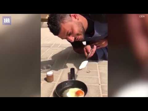 شاب يسوي البيض في درجة حرارة الجو