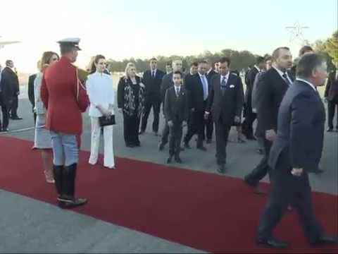 مولاي يهمس للحارس الشخصي للملك أثناء الاستقبال