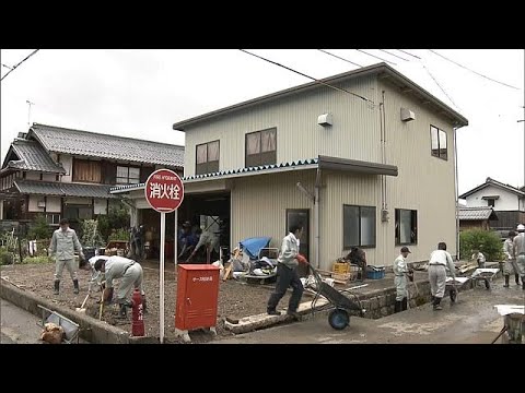 شاهد إعصار ضخم يجتاح إحدى الجزر الكبرى في اليابان