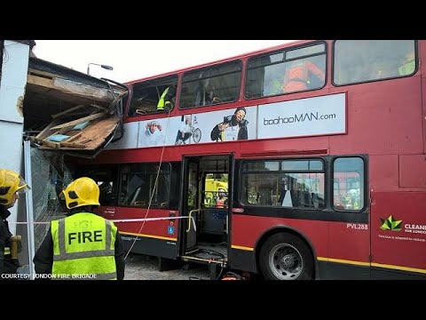 اصطدام حافلة بمتجر في لندن يُخلف العديد من المصابين
