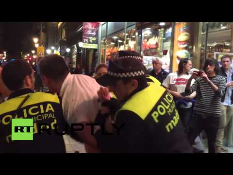 بالفيديو توقيف اثنين من مشجعي فريق شالكه