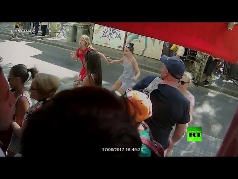 شاهد لقطات جديدة  لذعر المارة بعيد وقوع اعتداء برشلونة الإرهابي