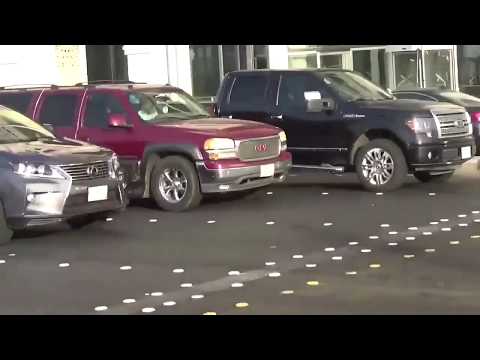 وصلة رقص لشاب تتسبّب في توقّف حركة المرور في جدة