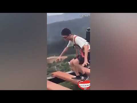 شاهد الفرق بين فتاة وشاب يعبران جسرًا صينيًا مرعبًا