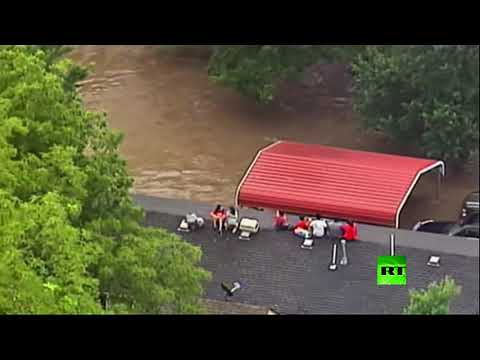 شاهد سطح البيت ينقذ أسرة أميركية من الفيضانات