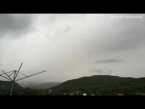 شاهد لحظة تحطيم البرق ساحة منزل خلفية