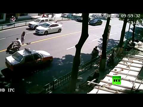 شاهد لحظة نجاة سائق دراجة نارية وأسرته من حادث غريب