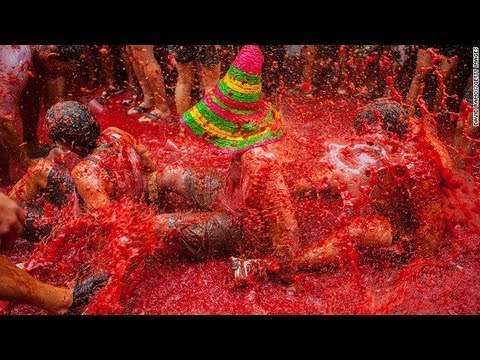 حرب طماطم في شوارع إسبانيا برعاية الأمن المحلي