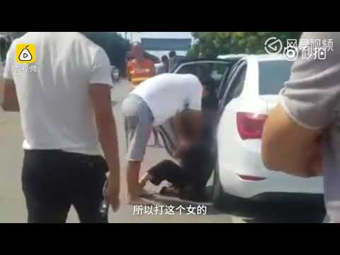 شاهد سيدة تتلقي علقة ساخنة من ابن عشيقها