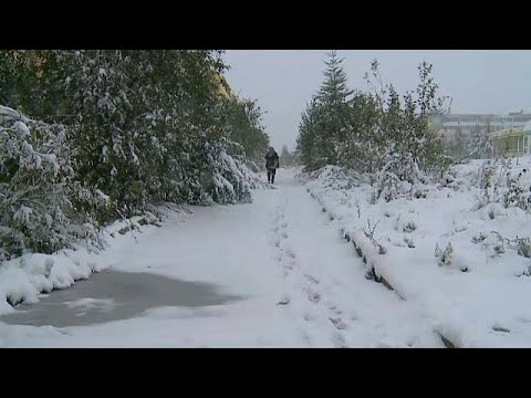 تساقط الثلج في روسيا صيفًا وانخفاض ملحوظ لدرجات الحرارة