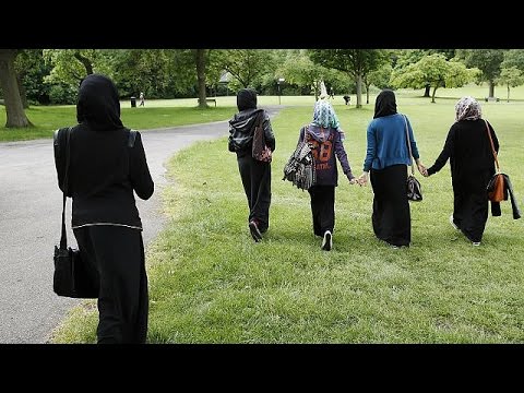 الدستورية الألمانية تنقض منع ارتداء المعلمات الحجاب