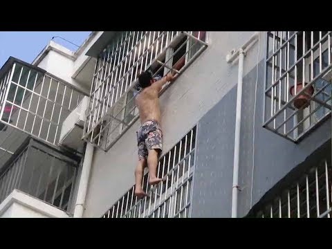 لقطات مروعة لطفلة معلقة من رقبتها أسفل نافذة بالدور الرابع