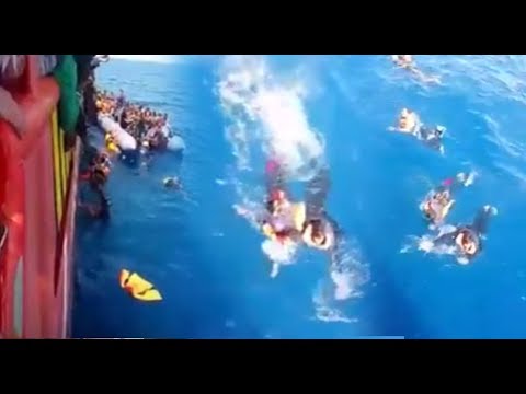 شاهد عشرات على متن قارب يحاولون النجاة من الغرق