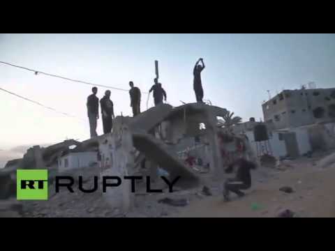 شبان غزيون يمارسون رياضة الباركور