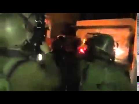 شاهد إمرأة فلسطينية تودع ابنها أثناء اعتقاله من قبل قوات الاحتلال