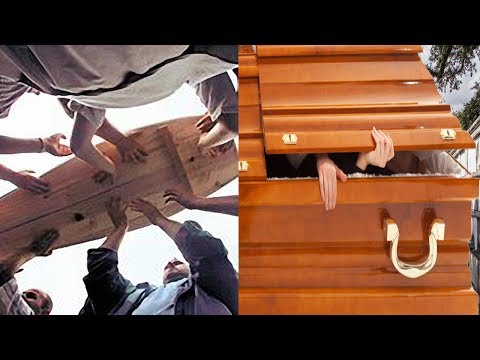 بعد وفاته واثناء الجنازة لن تصدق ما فعله الميت تفاجئوا بوجود شيء صدمهم جميعاً