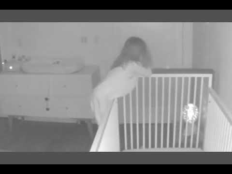 كاميرا ترصد هروبًا محترفًا لطفلة من غرفتها