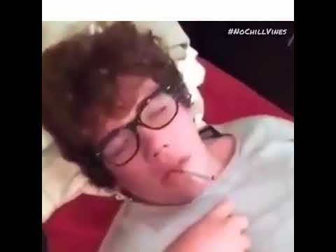 تصرّف غير متوقع لشاب نائم نفّذ صديقه مقلبًا به