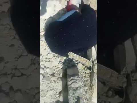 شاهد  مقطع مؤثِّر لطفلة سورية تناشد والدها إخراجها من أسفل ركام المنزل