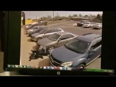 معركة بين ضابط شرطة ومشتبه به داخل سوبر ماركت