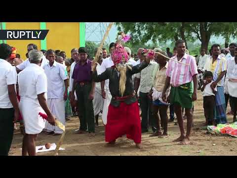 كهنة يضربون فتيات بالسياط من أجل حمايتهن من الأرواح الشريرة