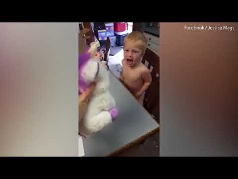 لعبة غريبة للأطفال تثير ذعر صبي