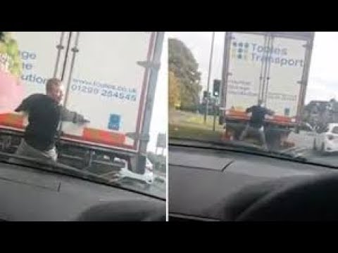 سقوط مروع لرجل تعلّق بشاحنة كبيرة