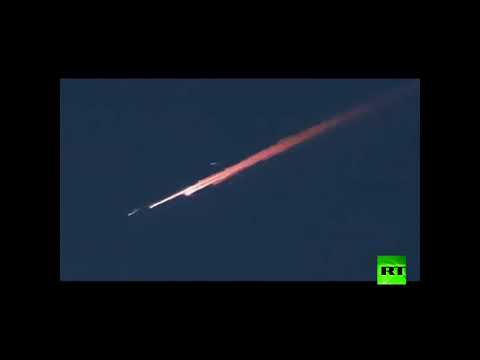 شئ غامض يشع نورًا في سماء دبي