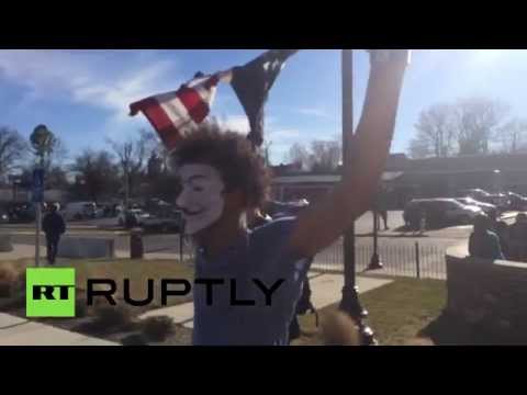 متظاهرو فيرغسون يحرقون العلم الأميركي شاهد