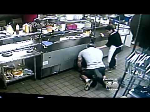 أميركي يلقن مسلحًا درسًا قاسيًّا شاهد بالفيديو