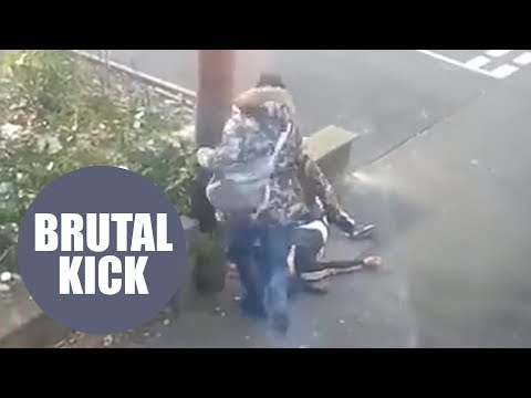 رجل يركل رأس امرأة فقدت وعيها في الشارع