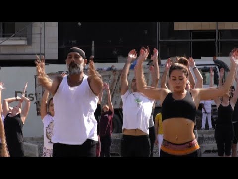 شاهد عشرات ممارسي اليوغا يؤدون رياضتهم في بيروت