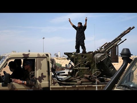 شاهد فرار عشرات العائلات من سرت